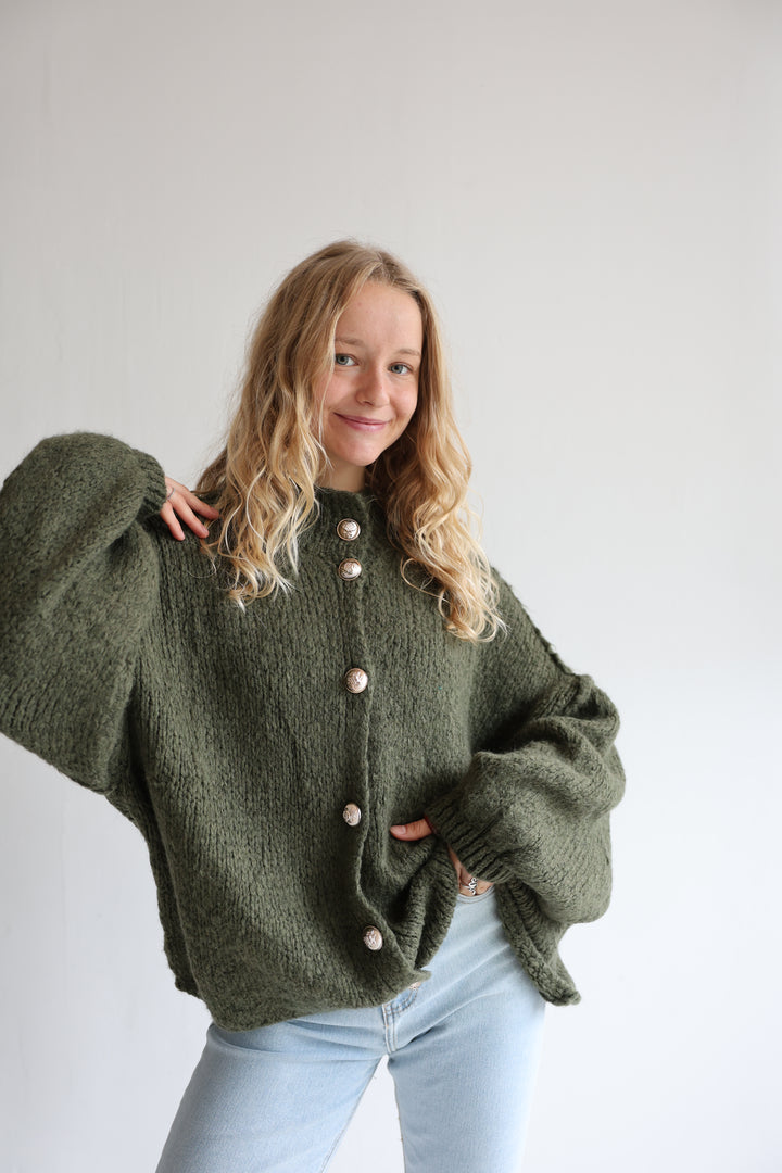 Kurzer Oversize Cardigan mit goldenen Manschettenknöpfen Claire