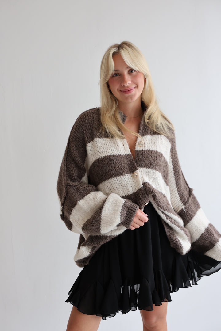 Gestreifter Cardigan mit goldenen Manschettenknöpfen Claire