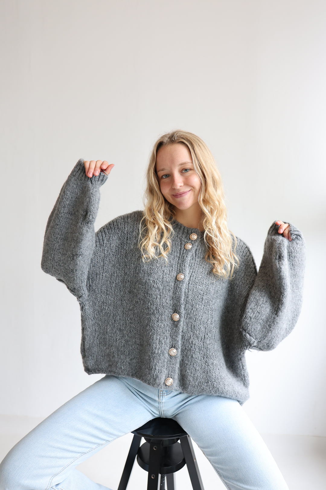 Kurzer Oversize Cardigan mit goldenen Manschettenknöpfen Claire