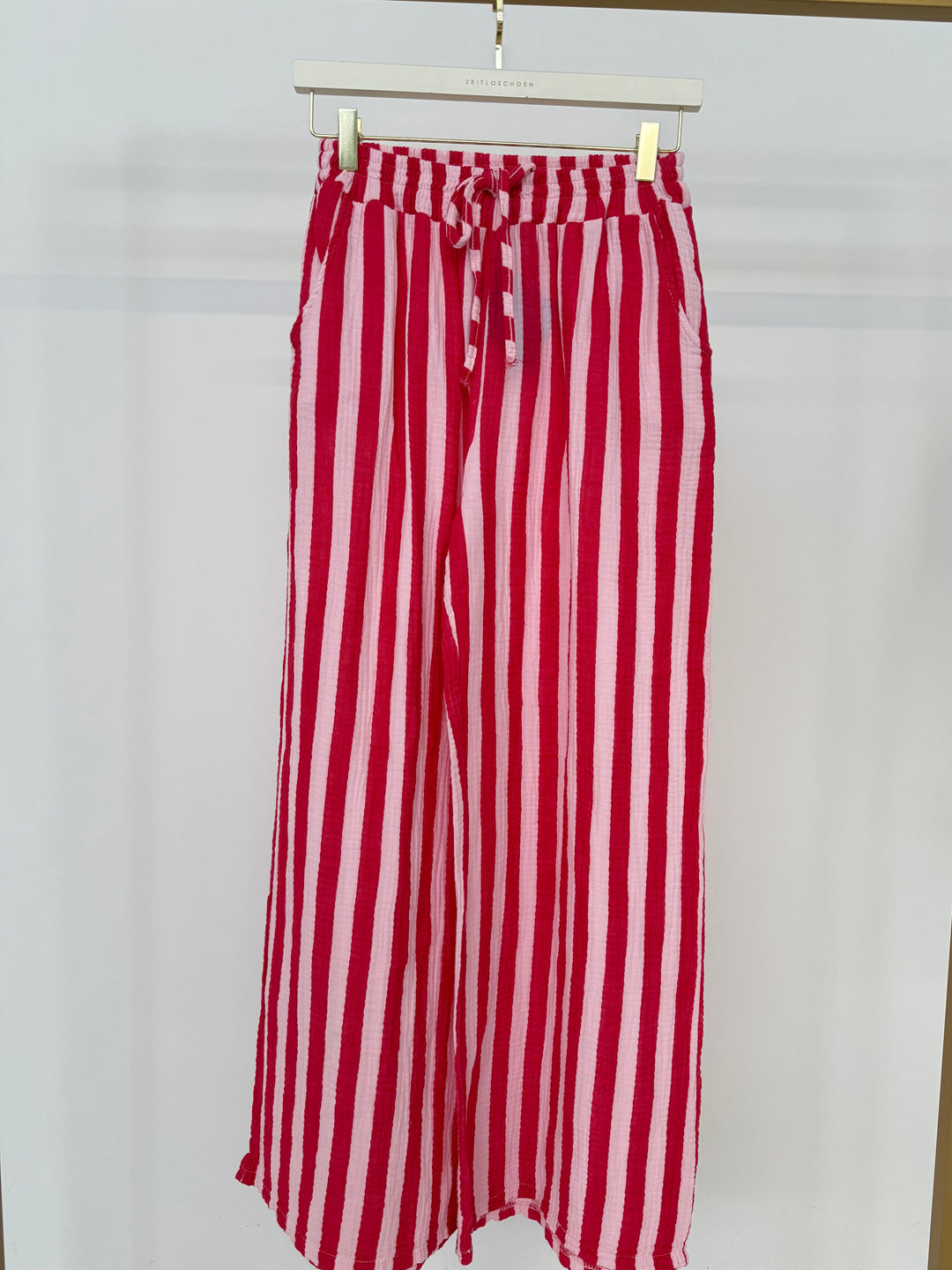 GESTREIFTE HOSE AUS MUSSELIN ROT (B-WARE)