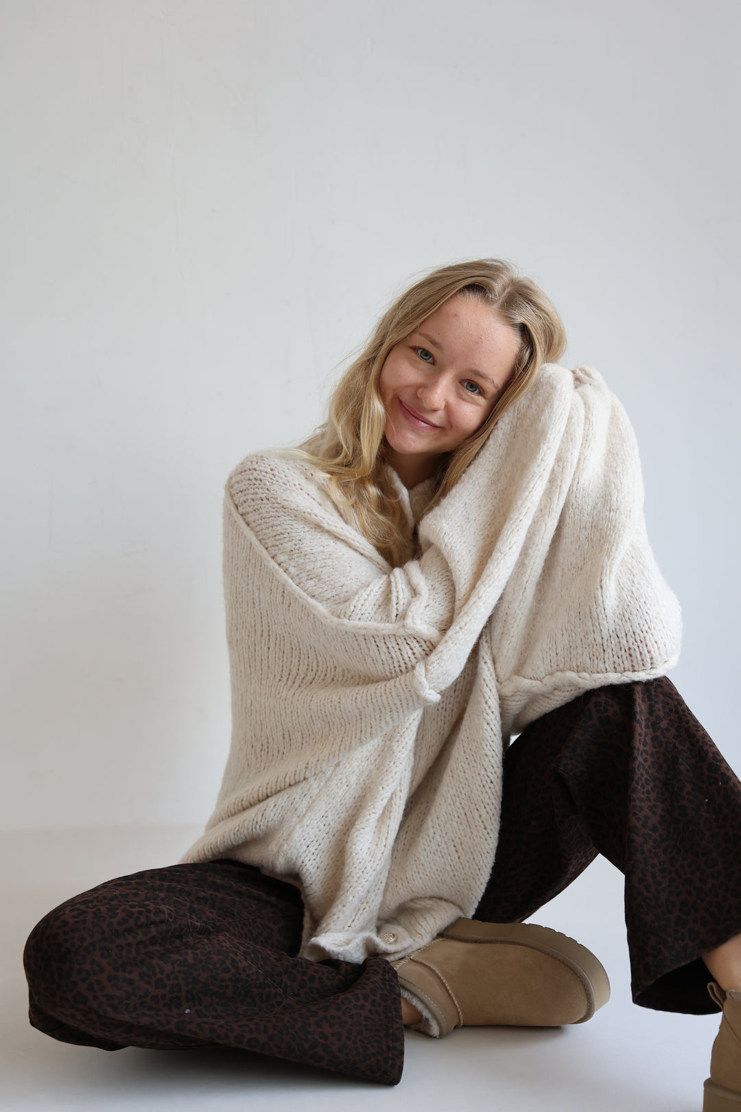 Langer Oversize Cardigan mit goldenen Manschettenknöpfen Claire