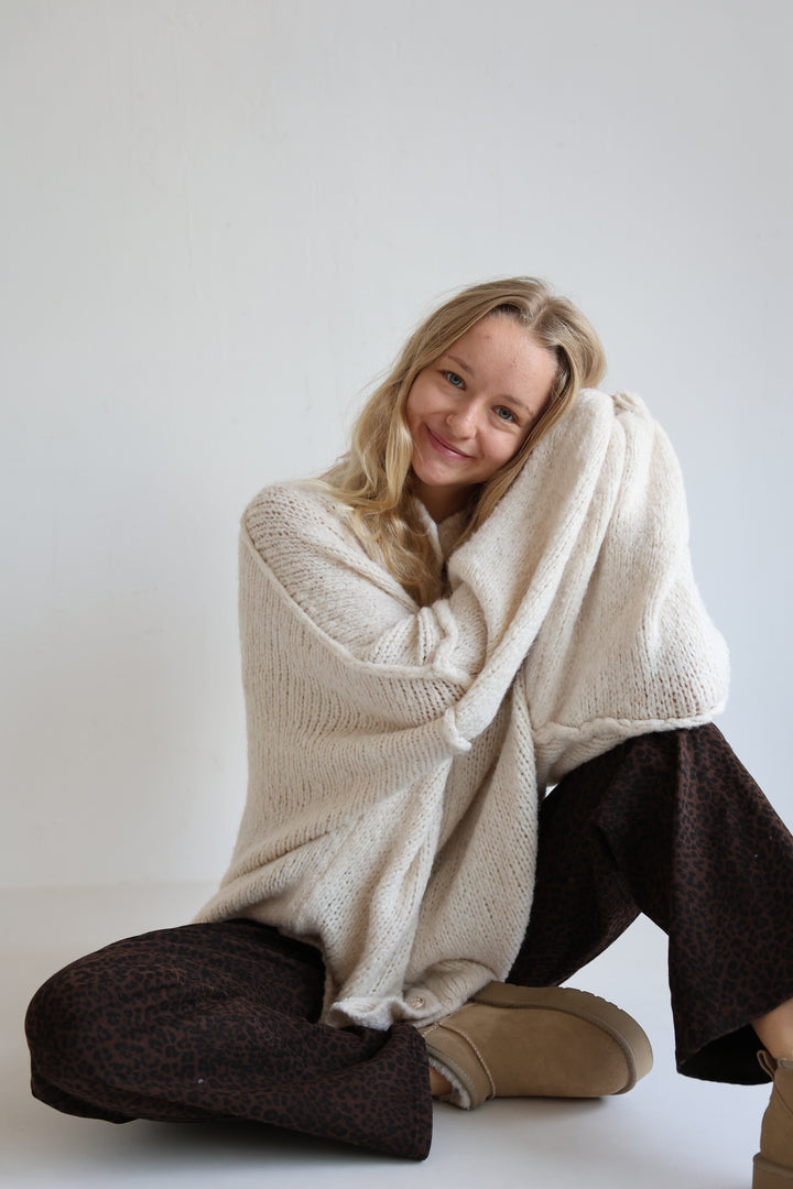 Langer Oversize Cardigan mit goldenen Manschettenknöpfen Claire