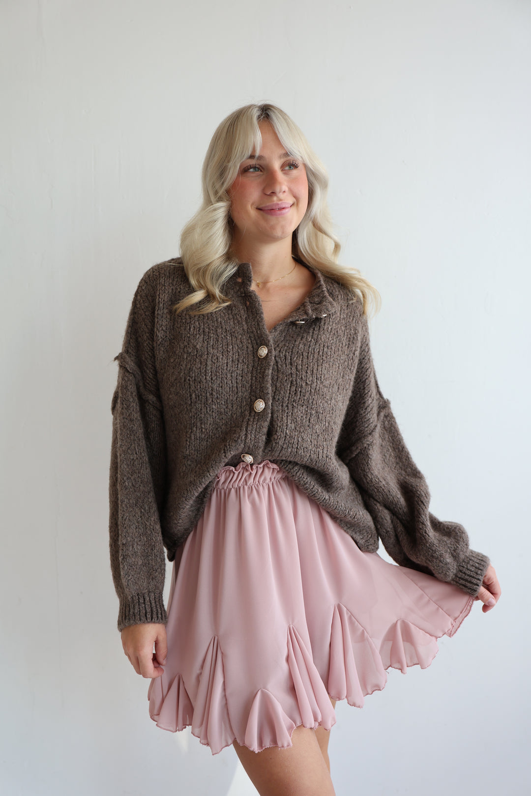 Kurzer Oversize Cardigan mit goldenen Manschettenknöpfen Claire