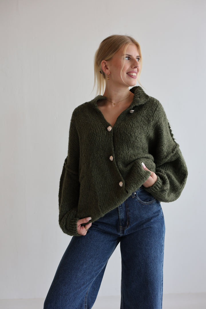 Kurzer Oversize Cardigan mit goldenen Manschettenknöpfen Claire