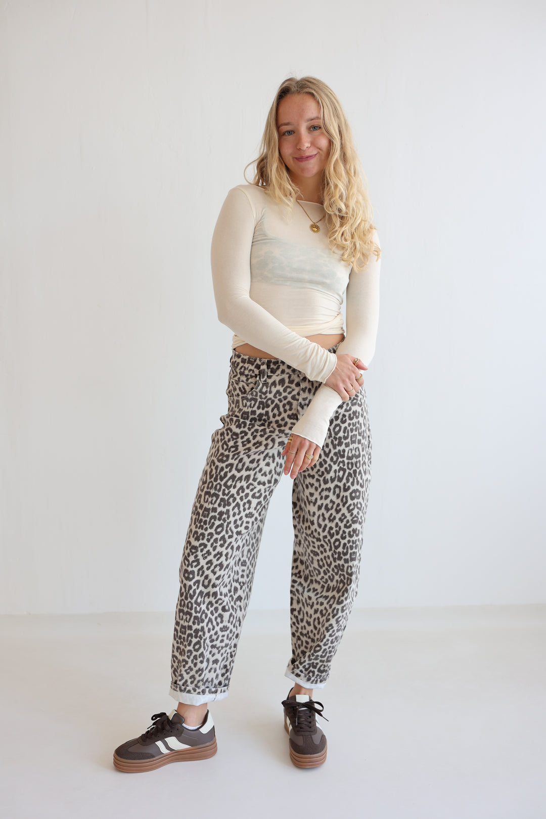 Barrel Jeans mit Leoprint