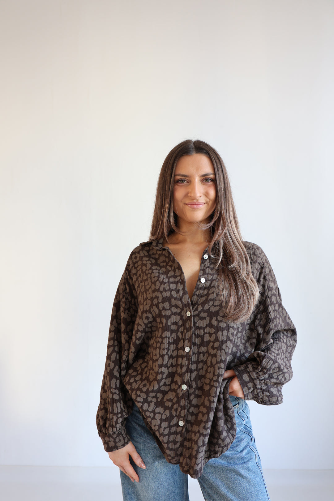 Kurzes Blusenhemd aus Musselin mit Leoprint Leolove