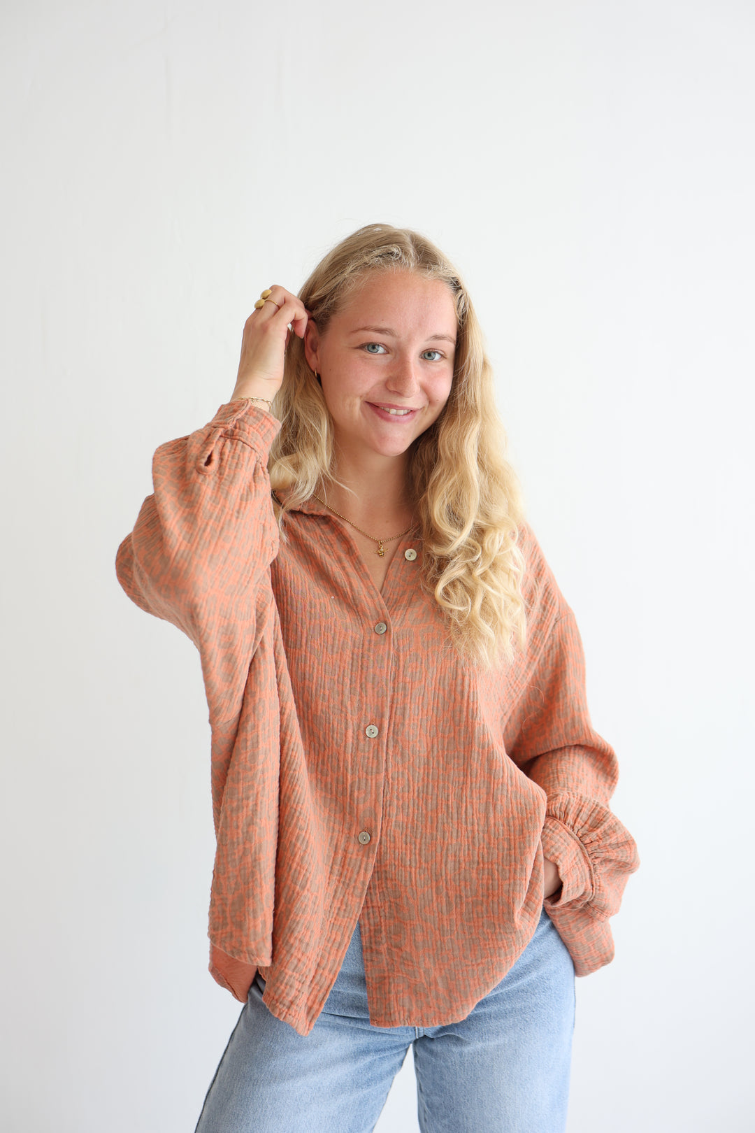 Kurzes Blusenhemd aus Musselin mit Leoprint Leolove