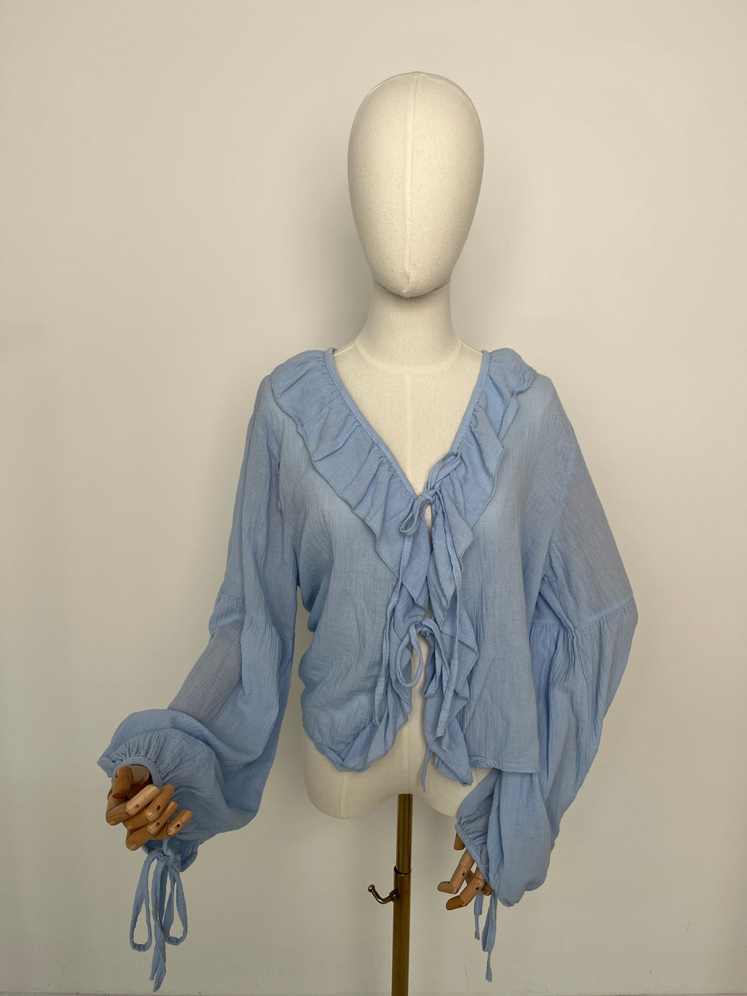 RÜSCHENBLUSE LEYLA SOFT BLUE (B-WARE)