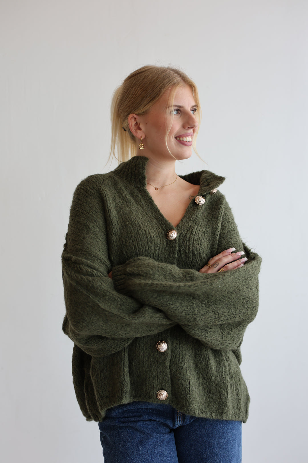 Kurzer Oversize Cardigan mit goldenen Manschettenknöpfen Claire
