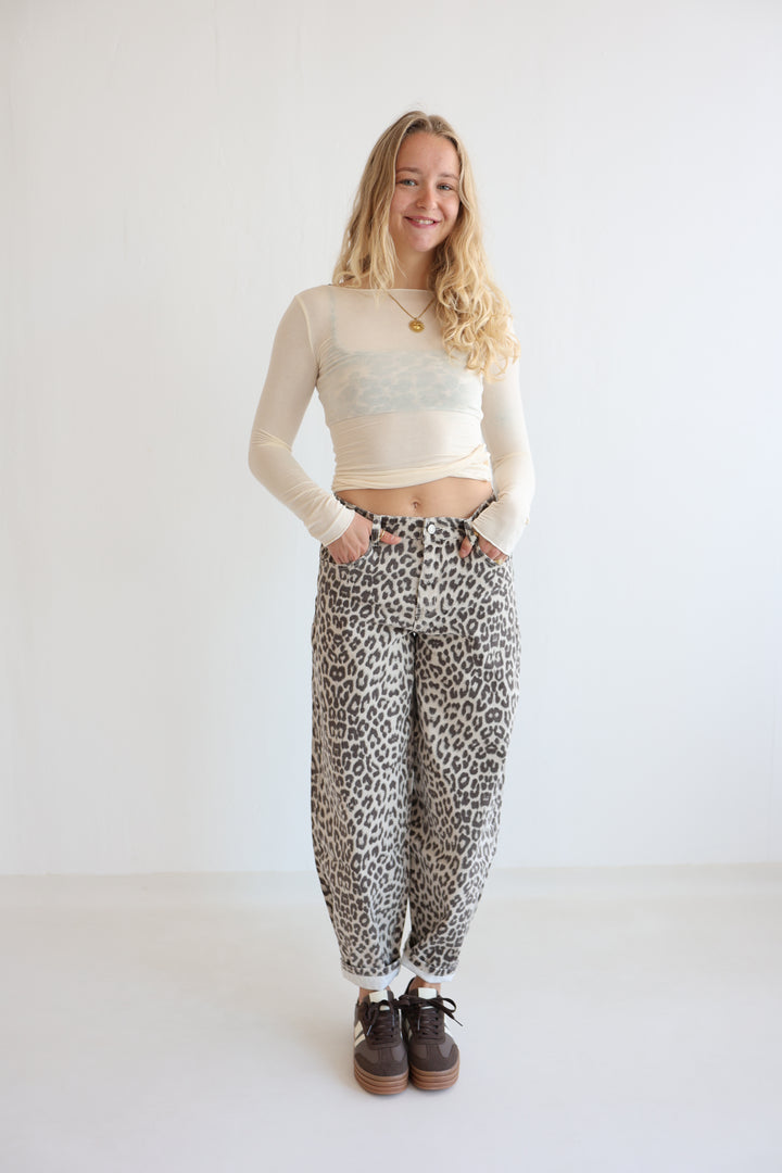 Barrel Jeans mit Leoprint