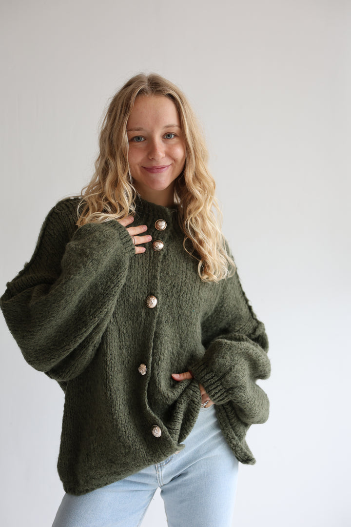 Kurzer Oversize Cardigan mit goldenen Manschettenknöpfen Claire