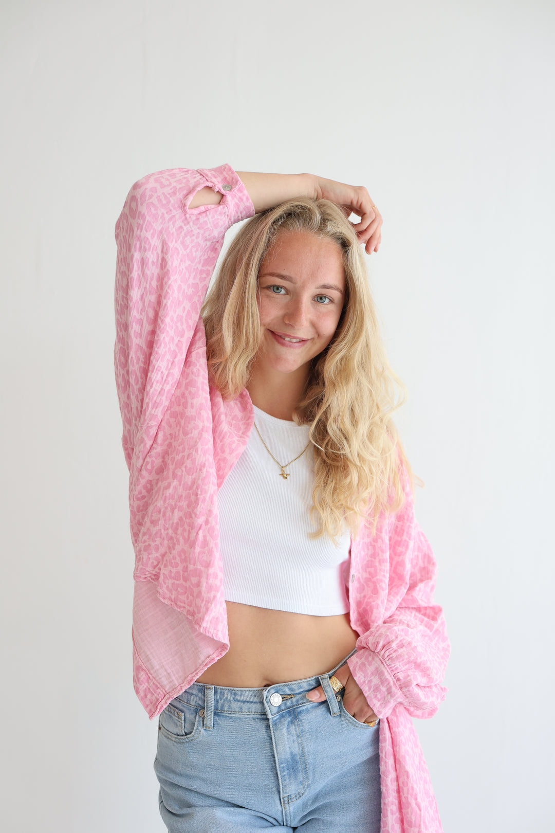 Kurzes Blusenhemd aus Musselin mit Leoprint Leolove