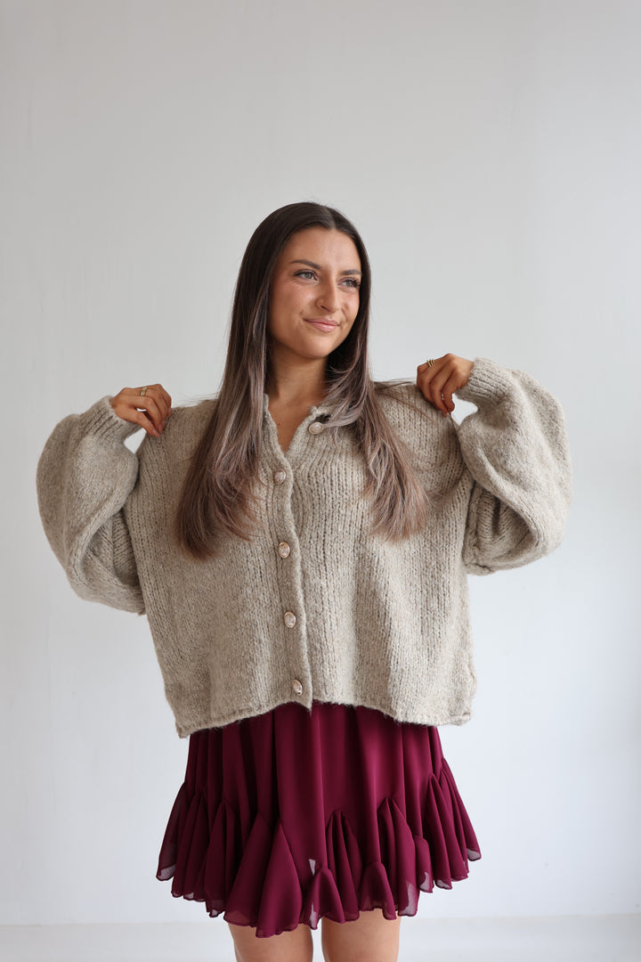 Kurzer Oversize Cardigan mit goldenen Manschettenknöpfen Claire