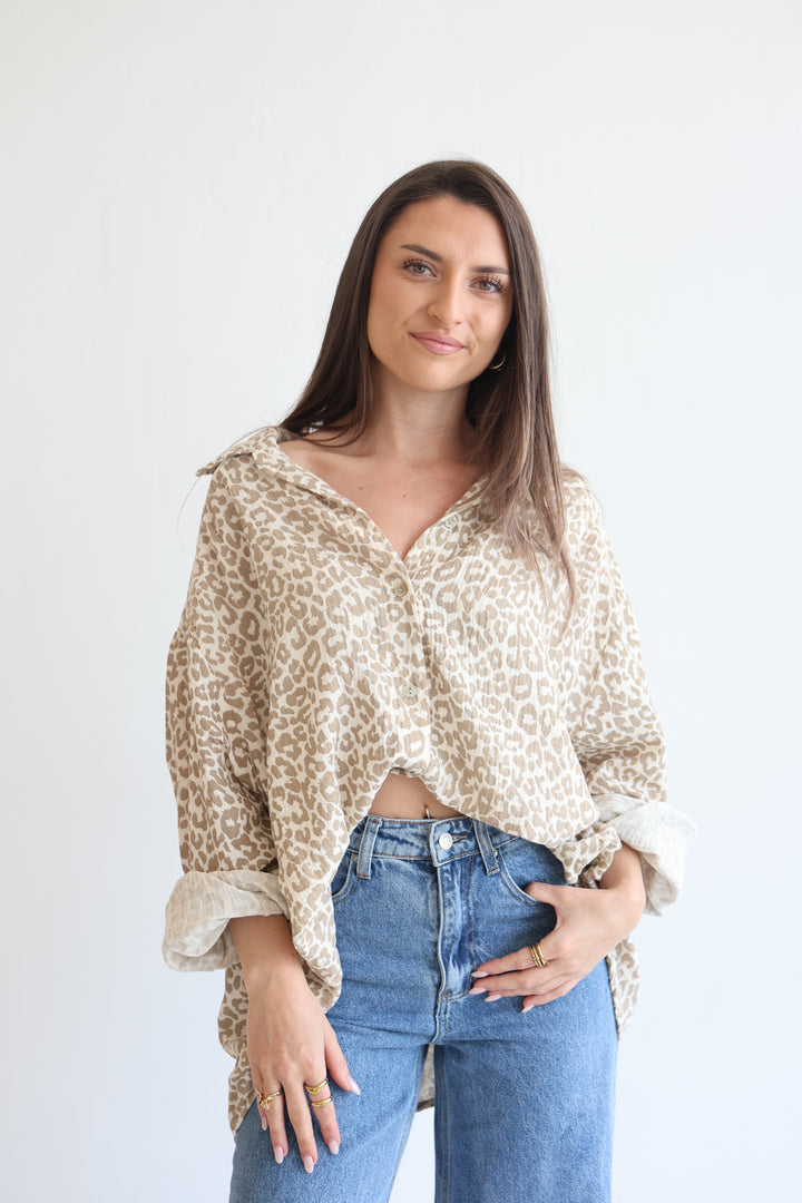 Kurzes Blusenhemd aus Musselin mit Leoprint Leolove