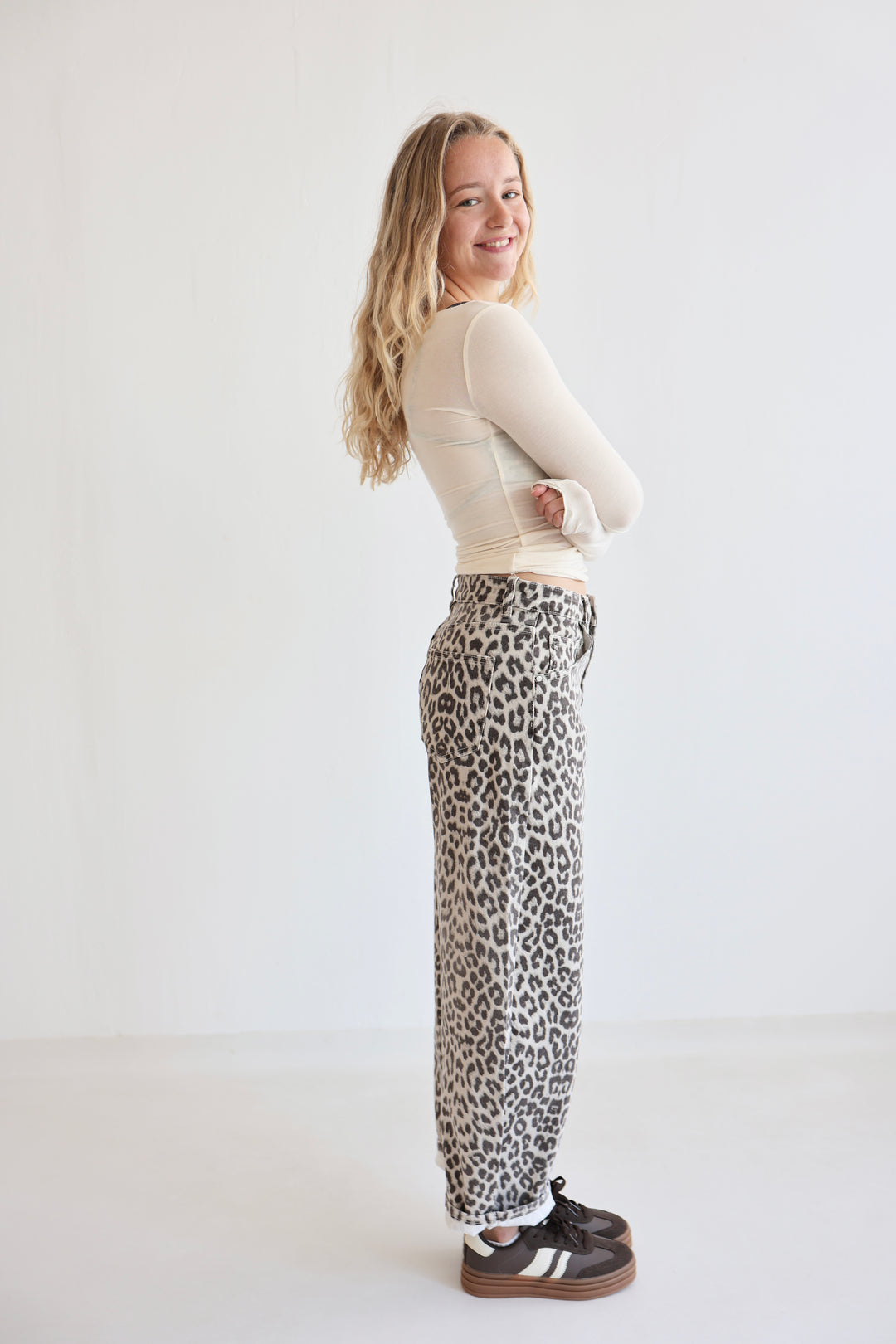 Barrel Jeans mit Leoprint