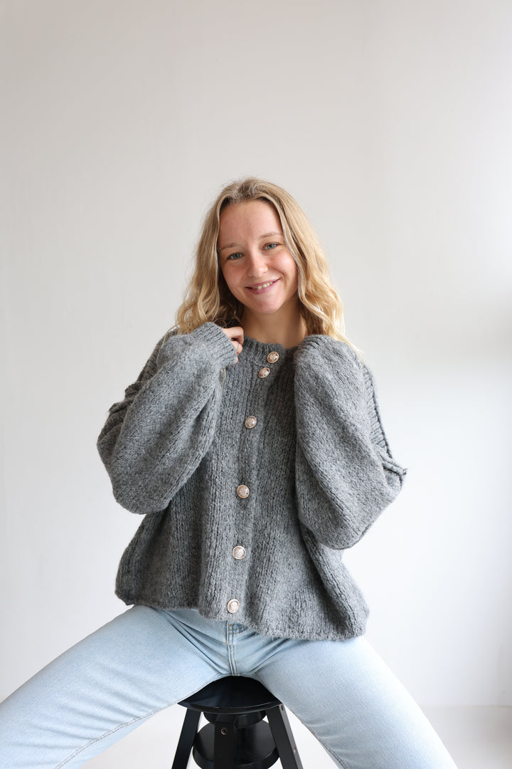 Kurzer Oversize Cardigan mit goldenen Manschettenknöpfen Claire