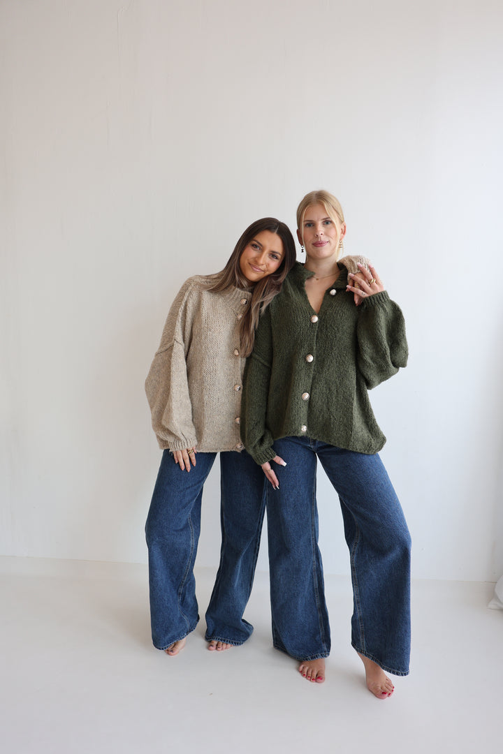 Kurzer Oversize Cardigan mit goldenen Manschettenknöpfen Claire
