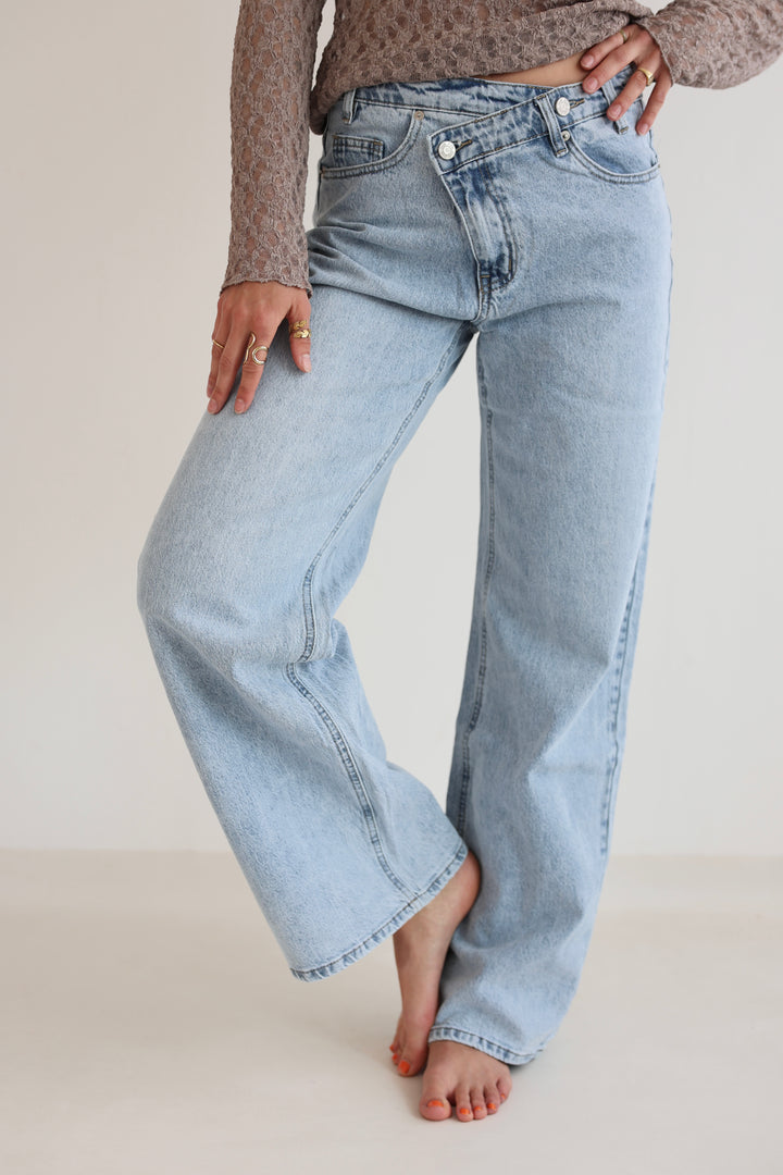 Asymmetric Straight Fit Jeans Nova