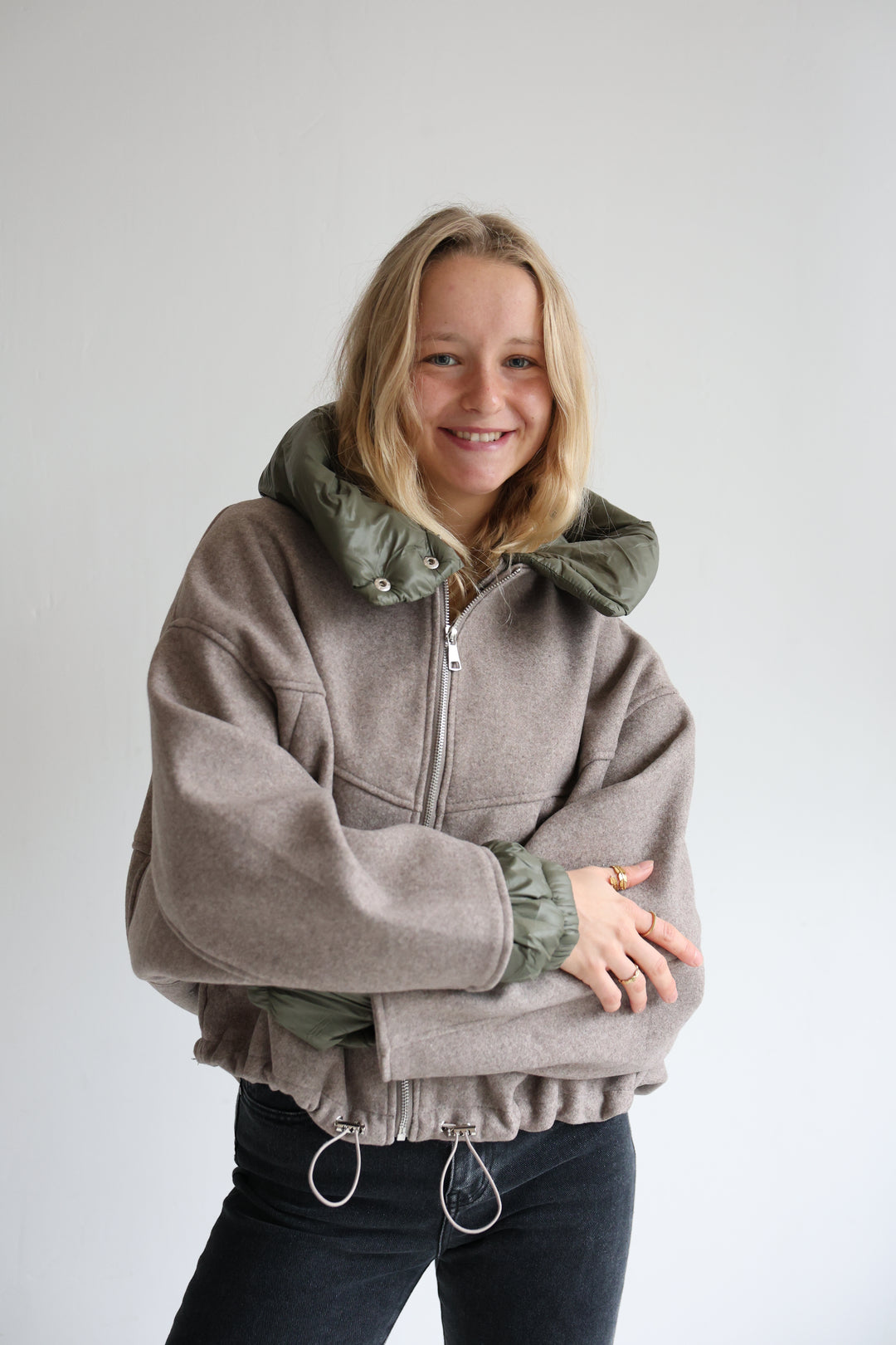 Leichte Bomberjacke mit abnehmbarer Kapuze