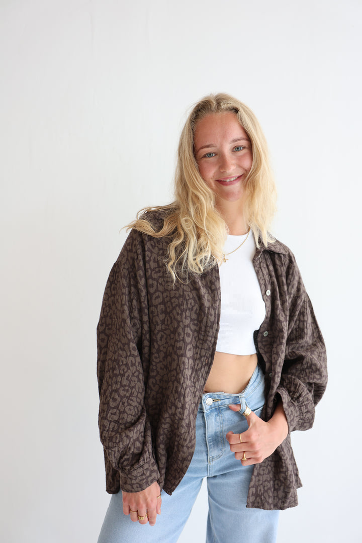 Kurzes Blusenhemd aus Musselin mit Leoprint Leolove
