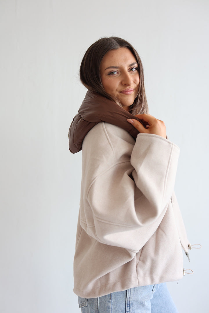 Leichte Bomberjacke mit abnehmbarer Kapuze