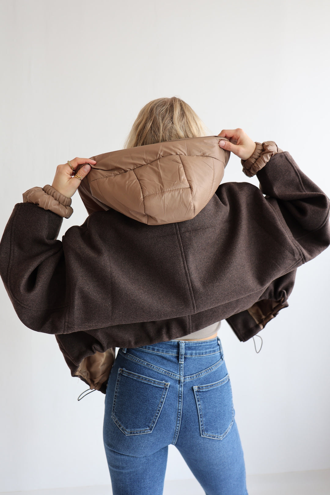 Leichte Bomberjacke mit abnehmbarer Kapuze