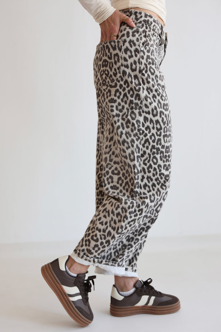 Barrel Jeans mit Leoprint