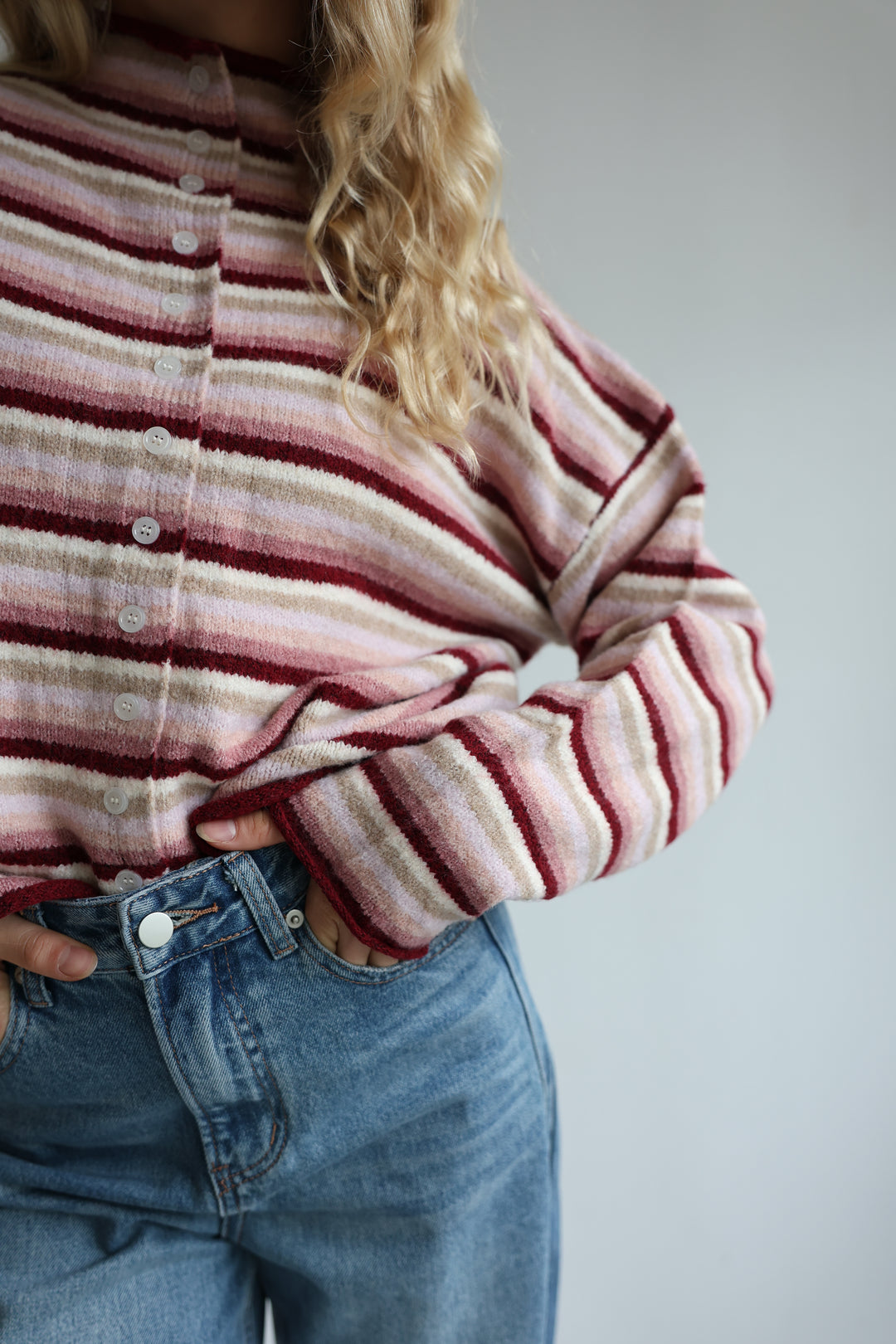 Gestreifte Strickjacke mit Mini-Stehkragen Hannah