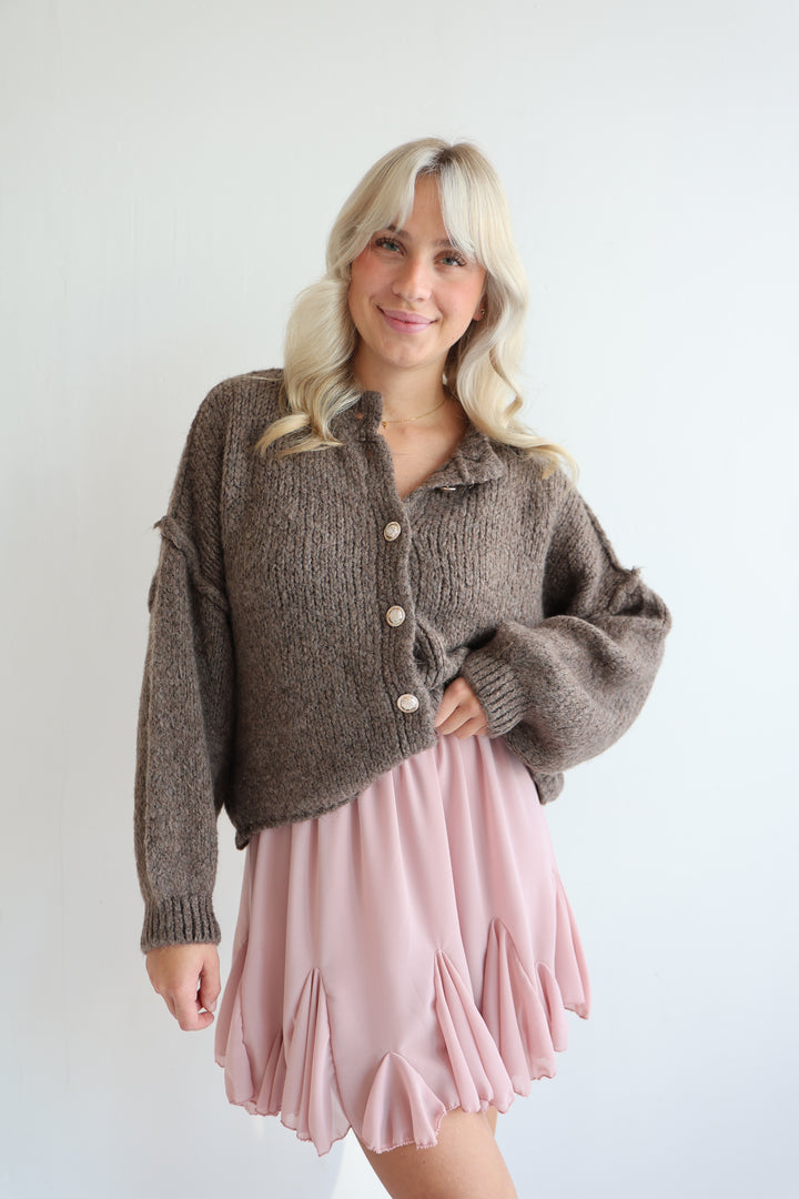 Kurzer Oversize Cardigan mit goldenen Manschettenknöpfen Claire