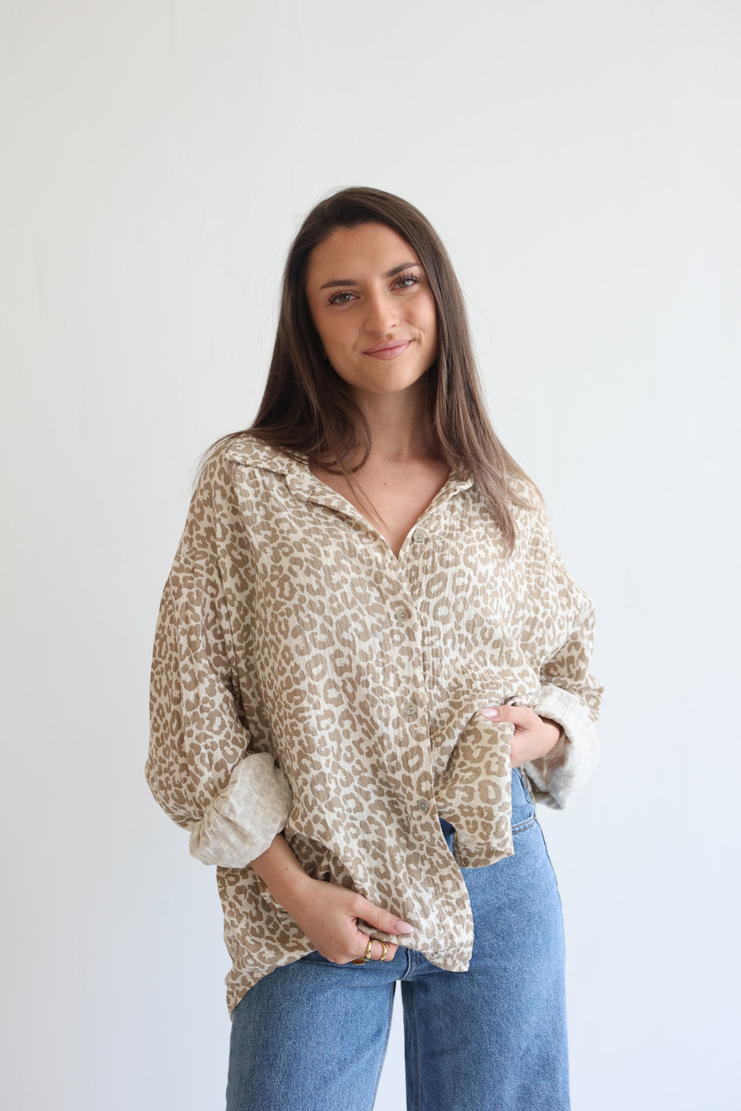 Kurzes Blusenhemd aus Musselin mit Leoprint Leolove