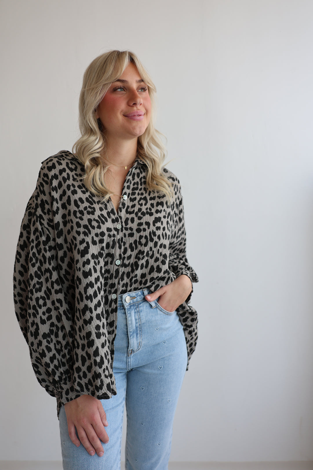 Kurzes Blusenhemd aus Musselin mit Leoprint Leolove