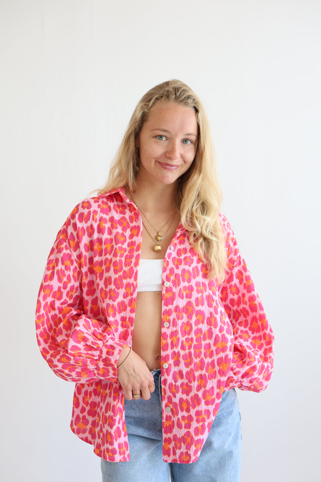 Kurzes Blusenhemd aus Musselin mit Leoprint Leolove