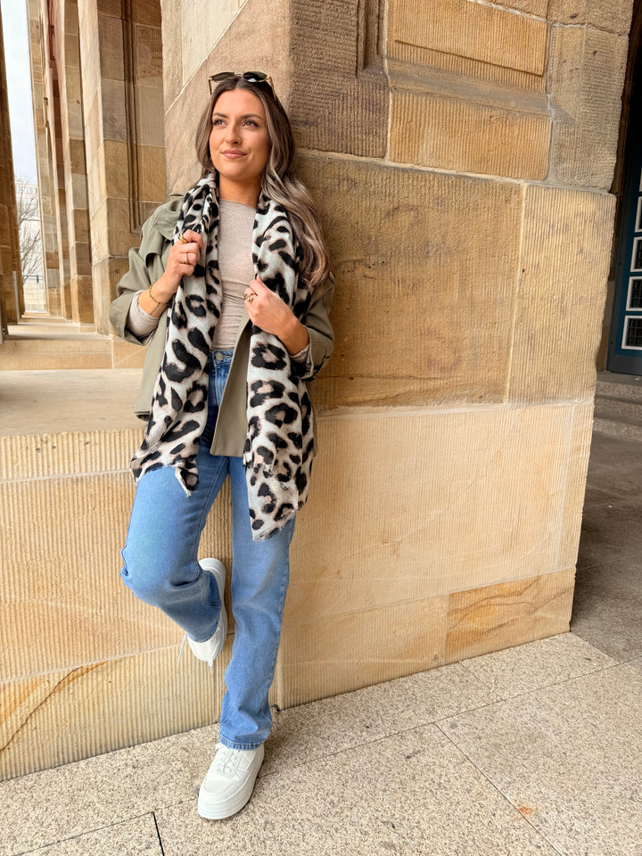 Langes Tuch mit Leoprint