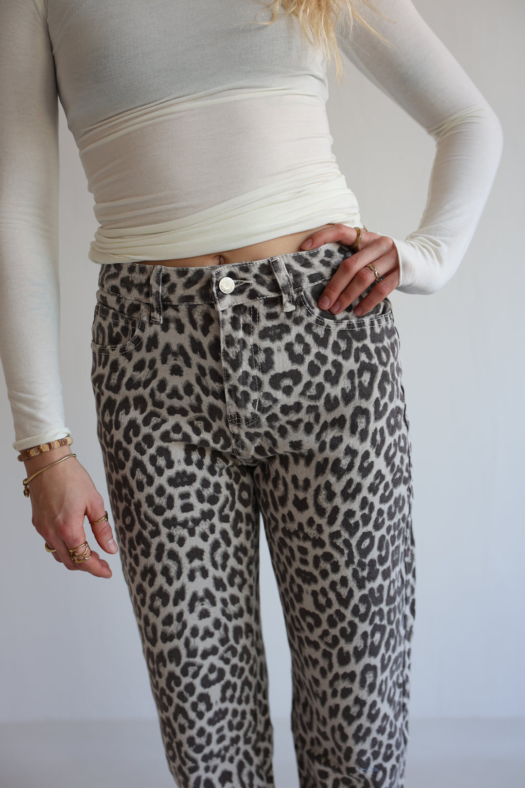 Mom Jeans mit Leoprint