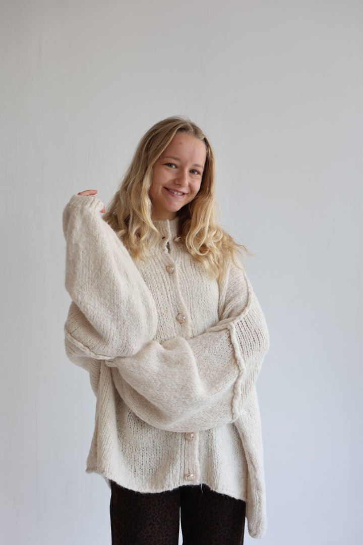 Langer Oversize Cardigan mit goldenen Manschettenknöpfen Claire