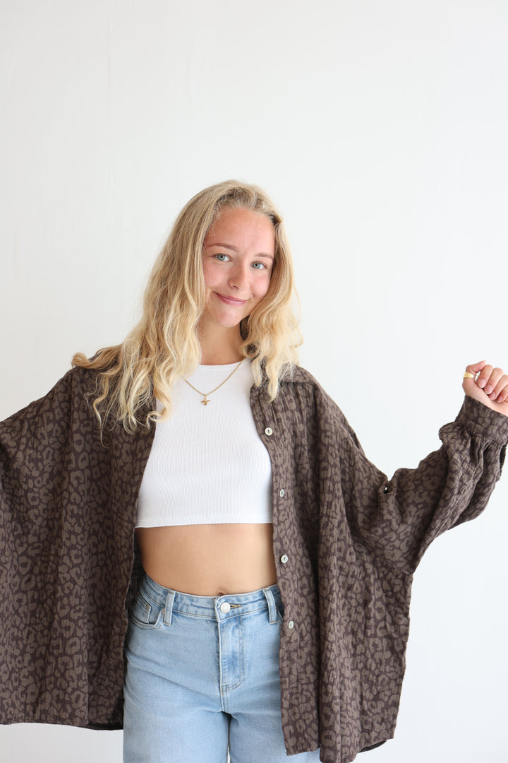 Kurzes Blusenhemd aus Musselin mit Leoprint Leolove