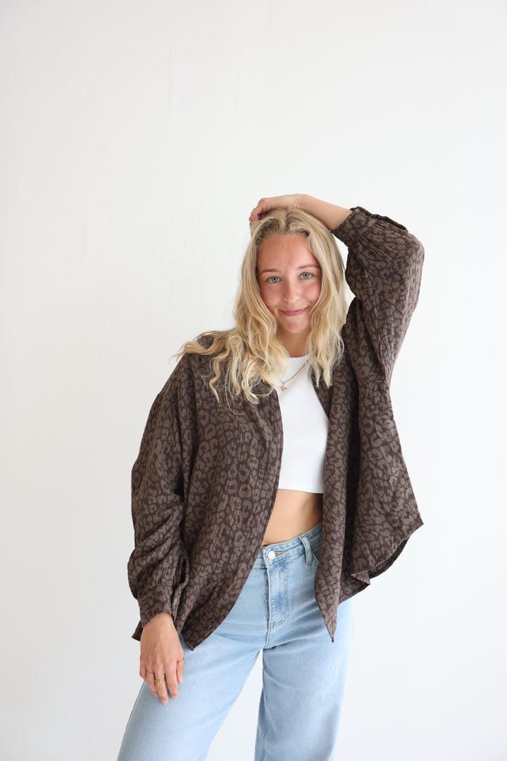 Kurzes Blusenhemd aus Musselin mit Leoprint Leolove