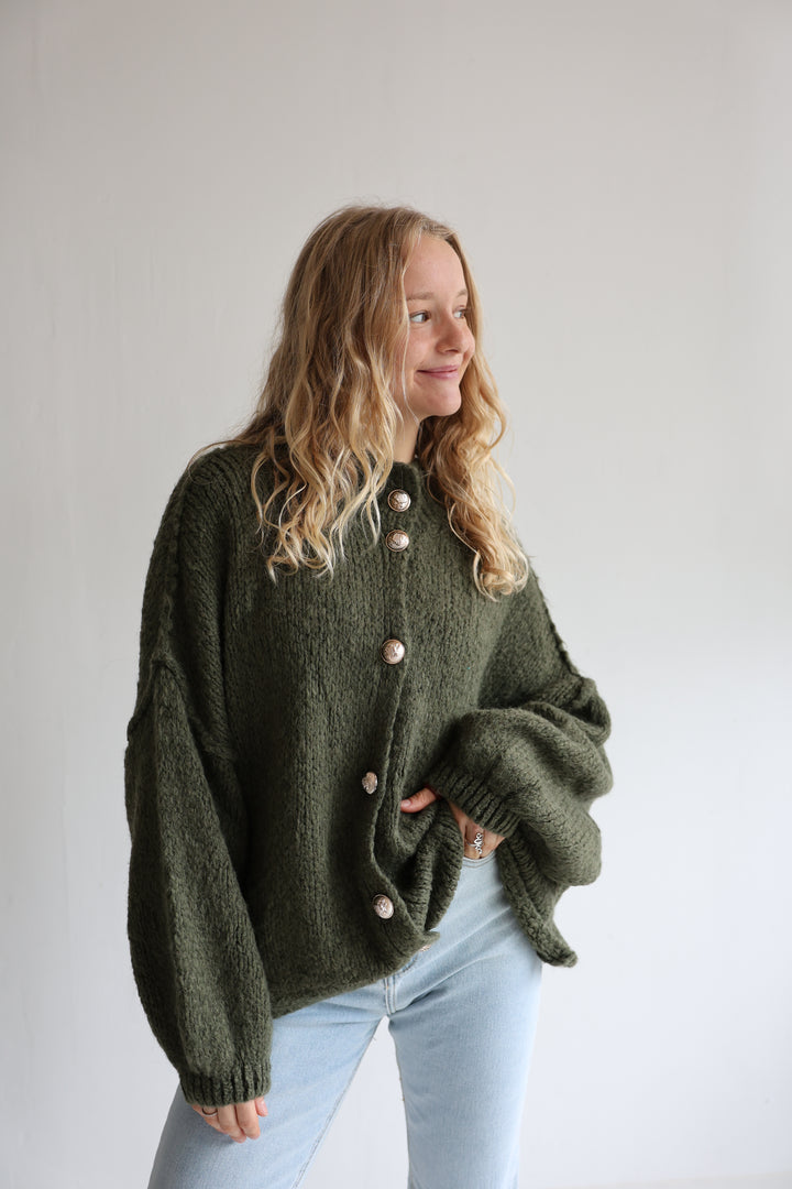Kurzer Oversize Cardigan mit goldenen Manschettenknöpfen Claire