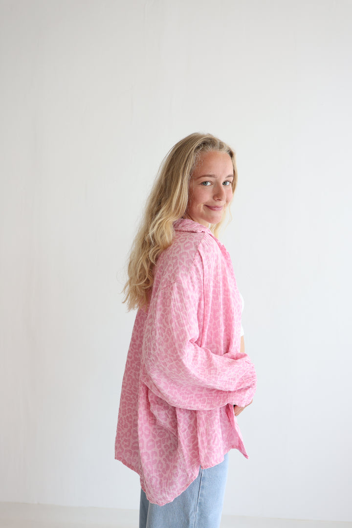 Kurzes Blusenhemd aus Musselin mit Leoprint Leolove