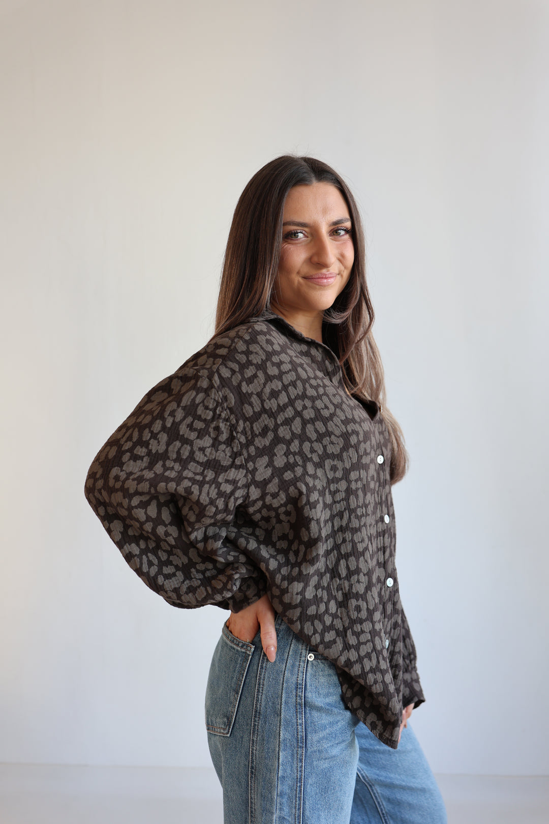 Kurzes Blusenhemd aus Musselin mit Leoprint Leolove