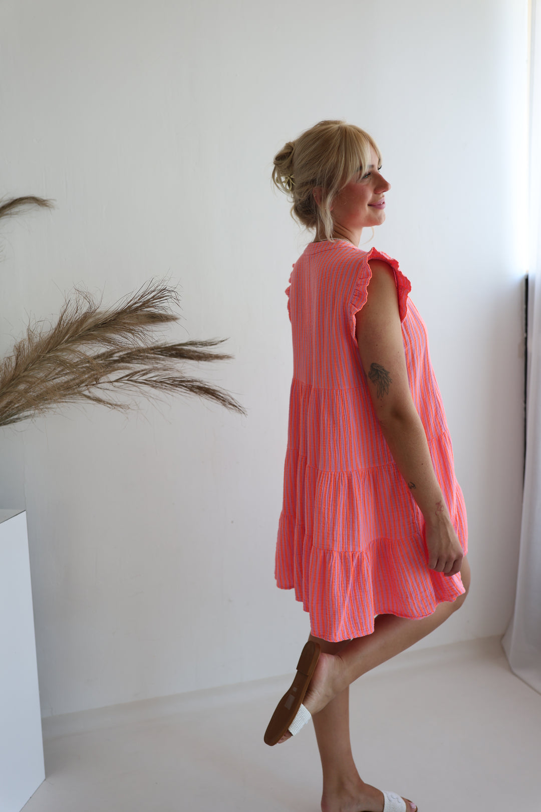 Kurzes Musselinkleid mit Rüschen Neon Summer