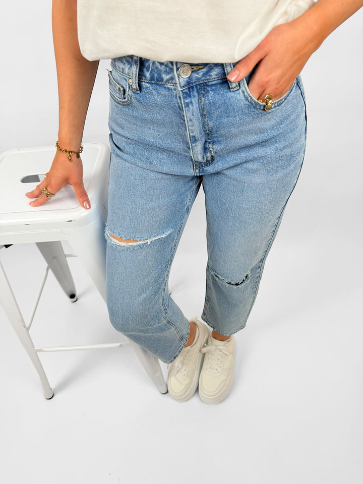 Boyfriend Jeans mit Riss (W3602)