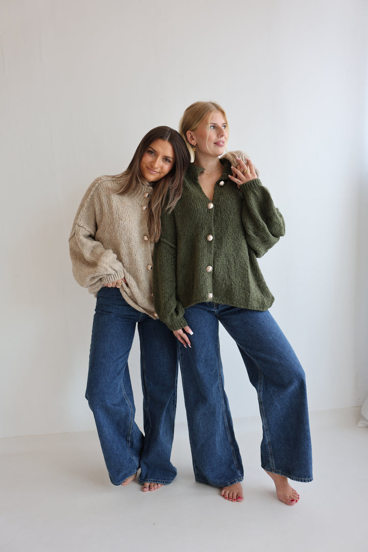Kurzer Oversize Cardigan mit goldenen Manschettenknöpfen Claire