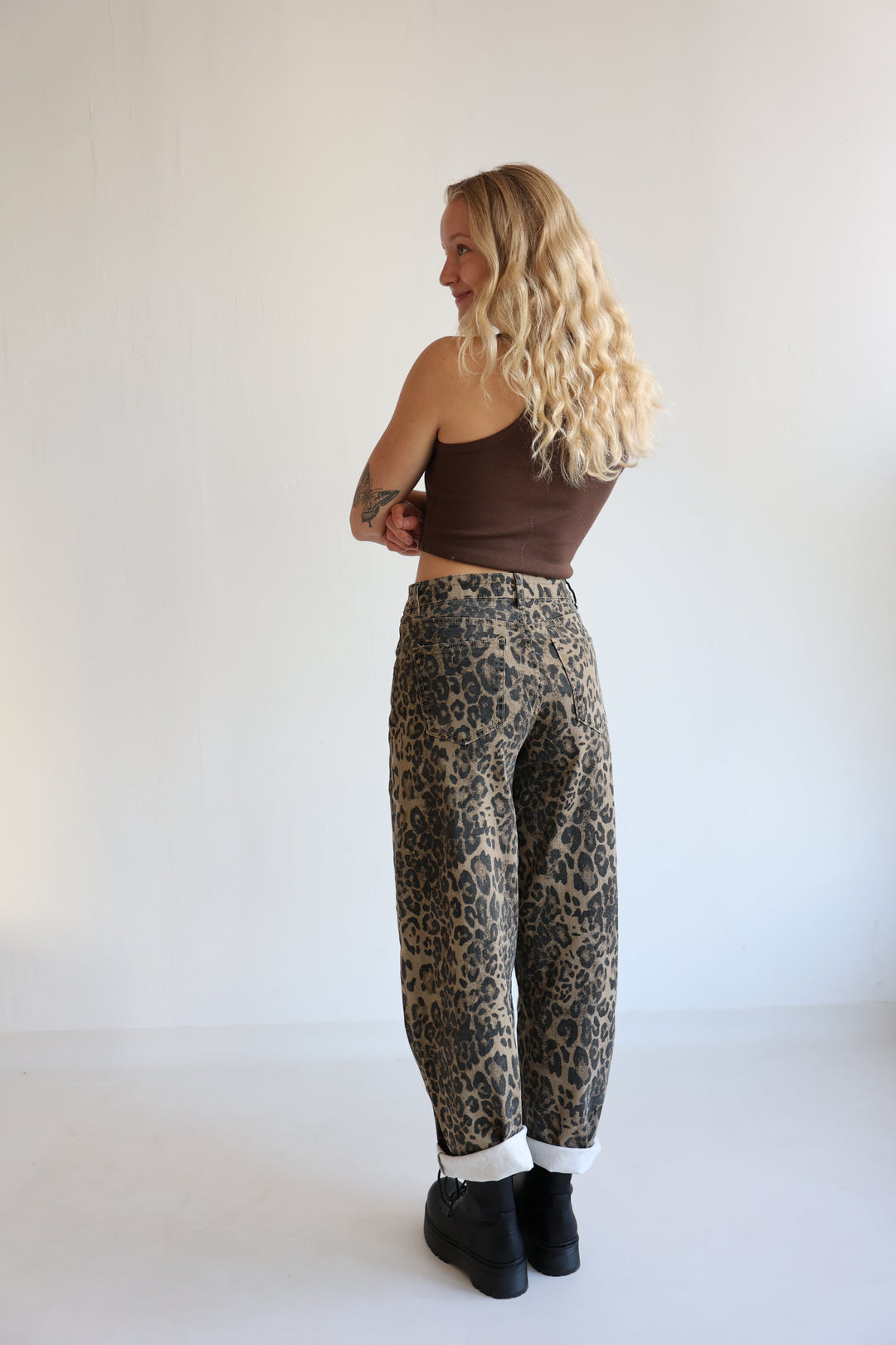 Barrel Jeans mit Leoprint