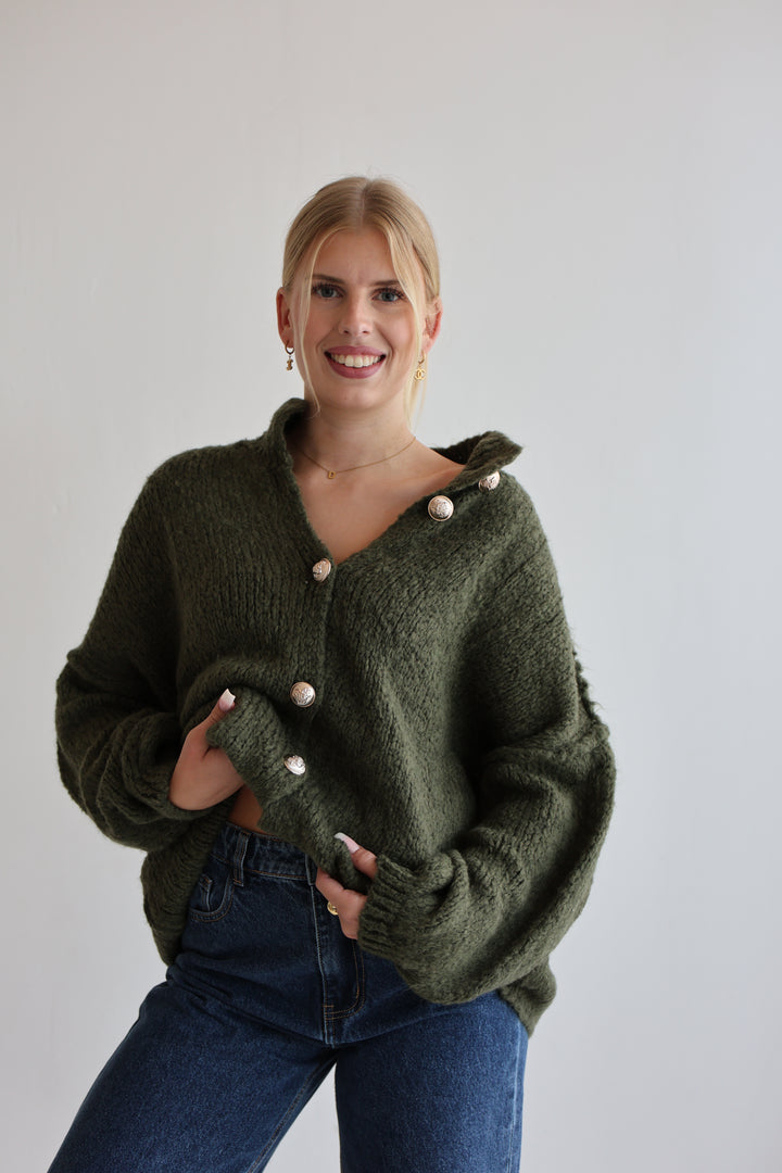 Kurzer Oversize Cardigan mit goldenen Manschettenknöpfen Claire