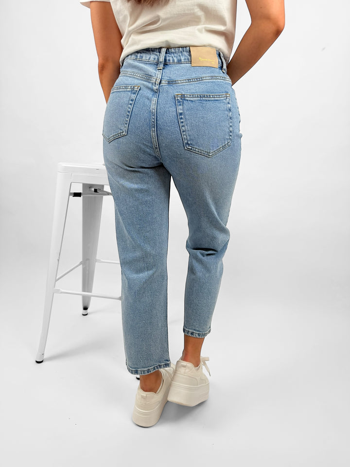 Boyfriend Jeans mit Riss (W3602)