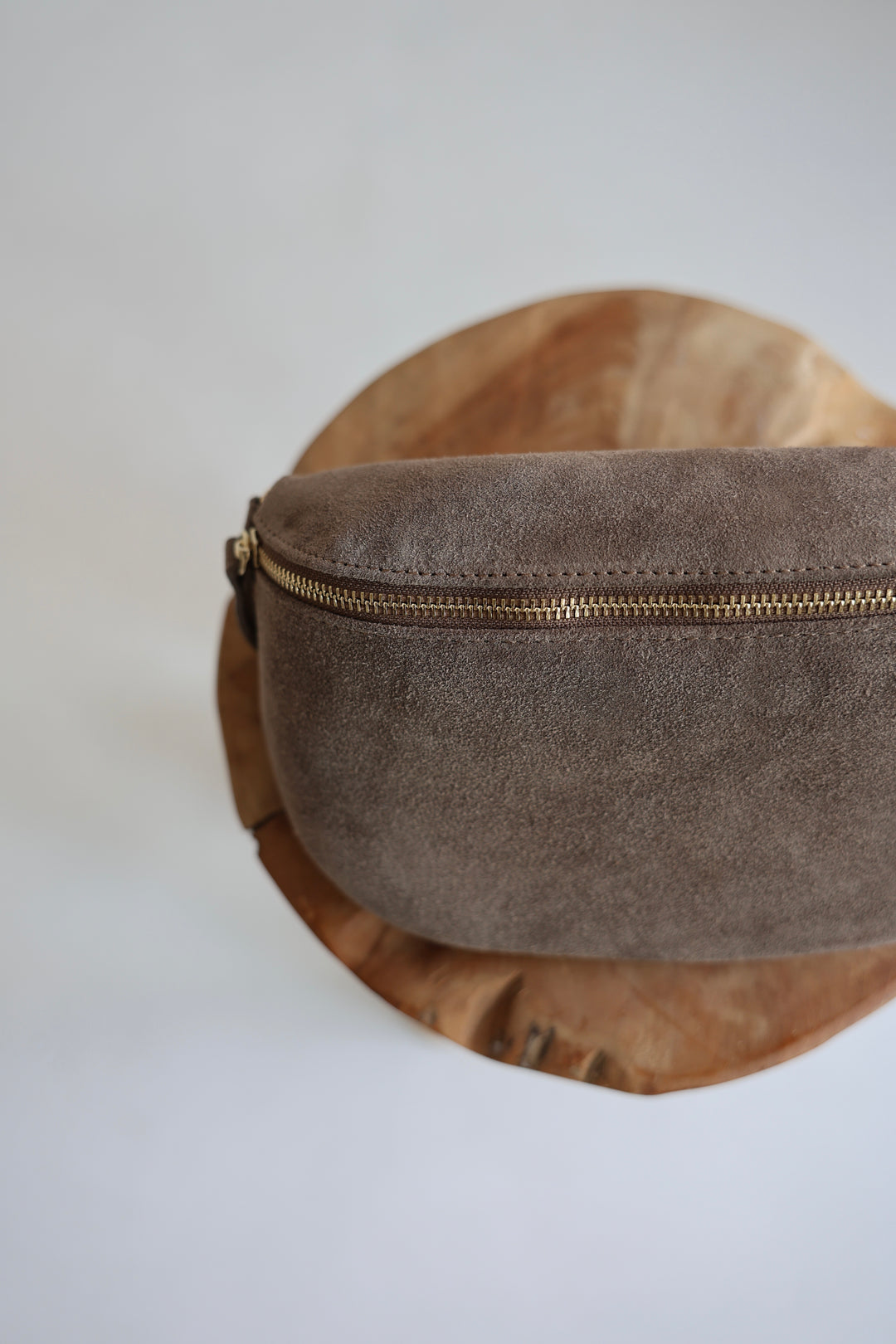 Crossbody Bag Medium aus Wildleder