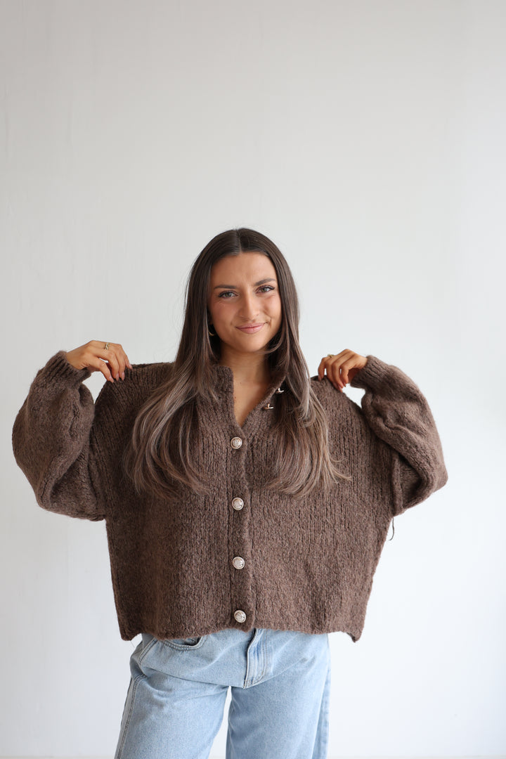 Kurzer Oversize Cardigan mit goldenen Manschettenknöpfen Claire