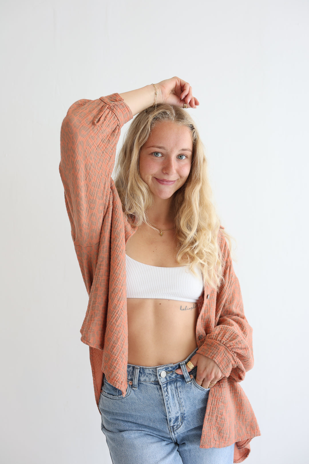 Kurzes Blusenhemd aus Musselin mit Leoprint Leolove
