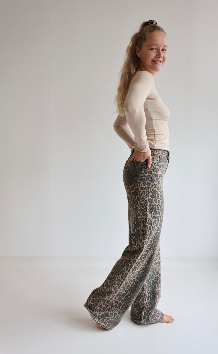 Wide Leg Jeans mit Leoprint